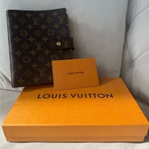 Authentic agenda passport credit card wallet holder
Louis Vuitton!